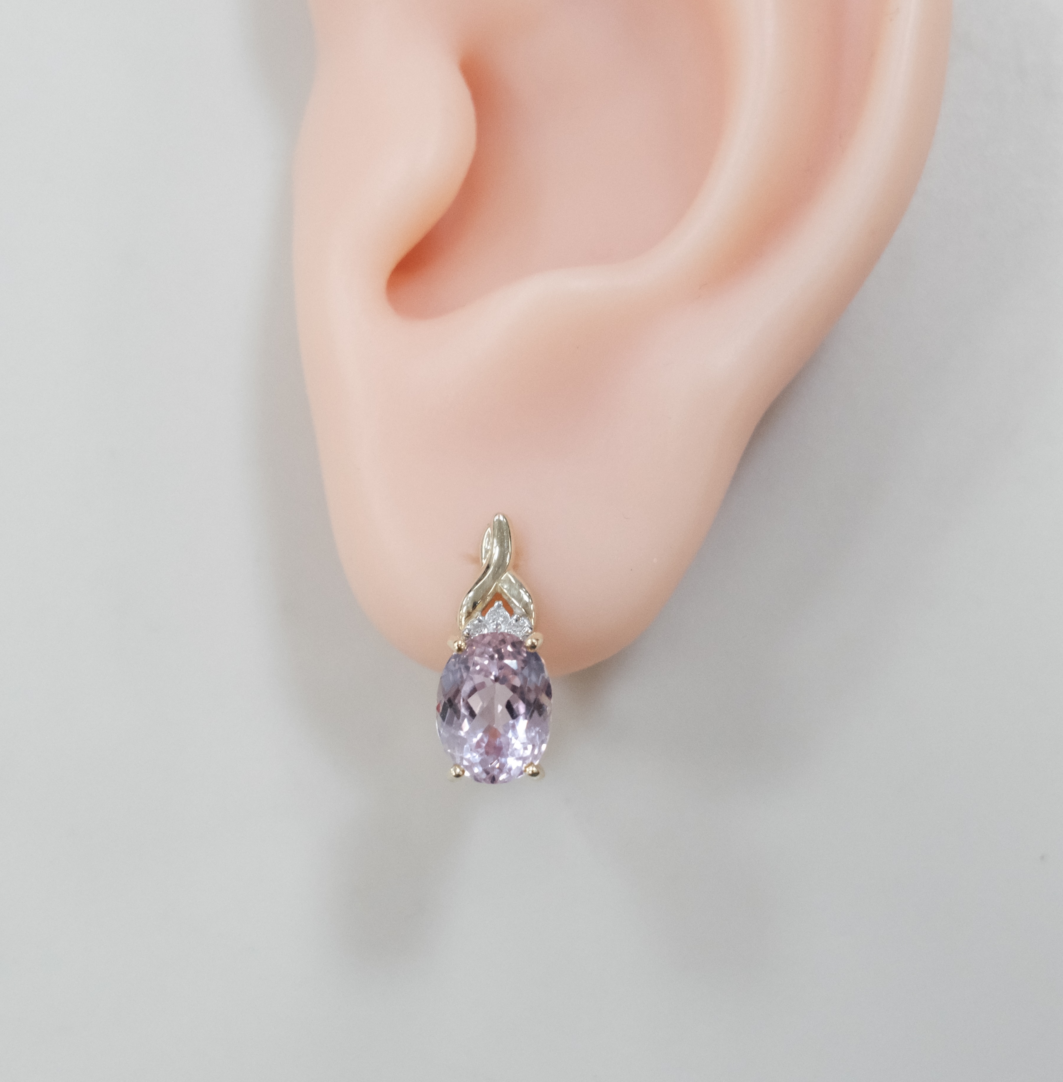 Серьги из желтого золота с кунцитами